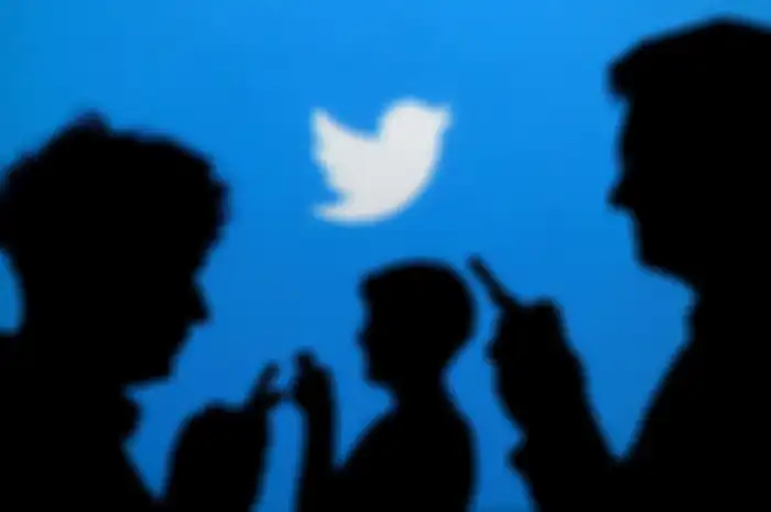 Ilustrasi orang-orang bermain Twitter
