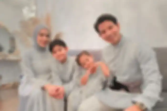 Ini penampakkan area rumah artis Fairuz A Rafiq yang jadi tempat Sonny Septian dan Putranya pamer pose bak model.