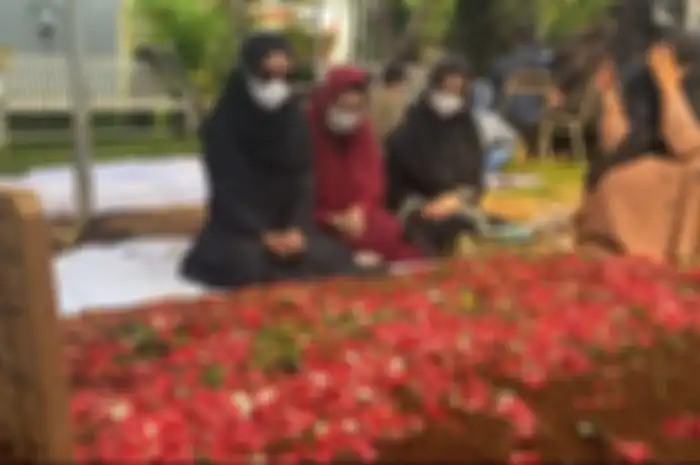 Ria Ricis mendatangi makam sang papa usai kepulangannya dari Flore, NTT