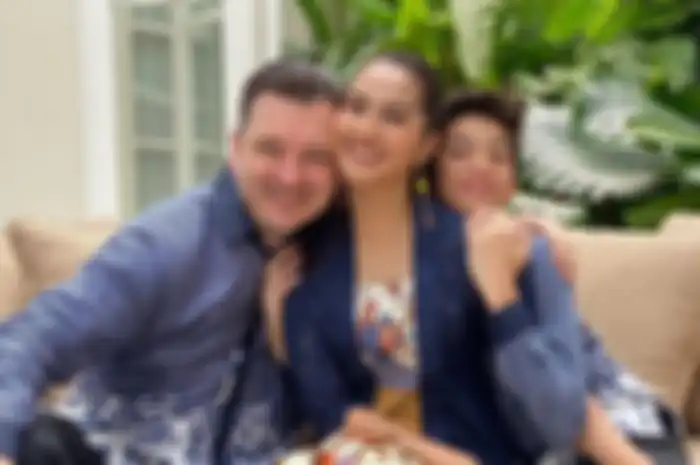 Maudy Koesnaedi dan keluarga 