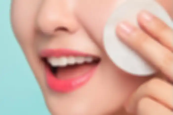 Ilustrasi pakai toner untuk kulit kombinasi
