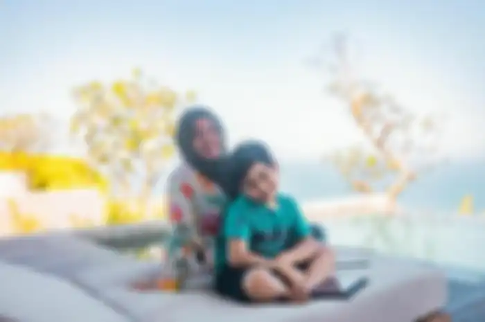 Kedekatan Rafathar bersama pengasuhnya