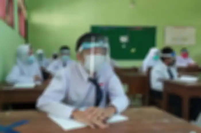 Ilustrasi sekolah tatap muka dengan protokol kesehatan ketat. 