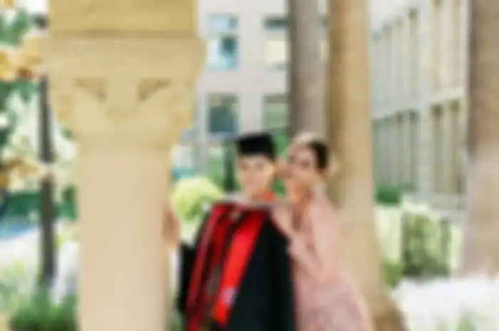 Foto momen Maudy Ayunda lulus kuliah S2 di Stanford University, bergaya bersama sang adik. 