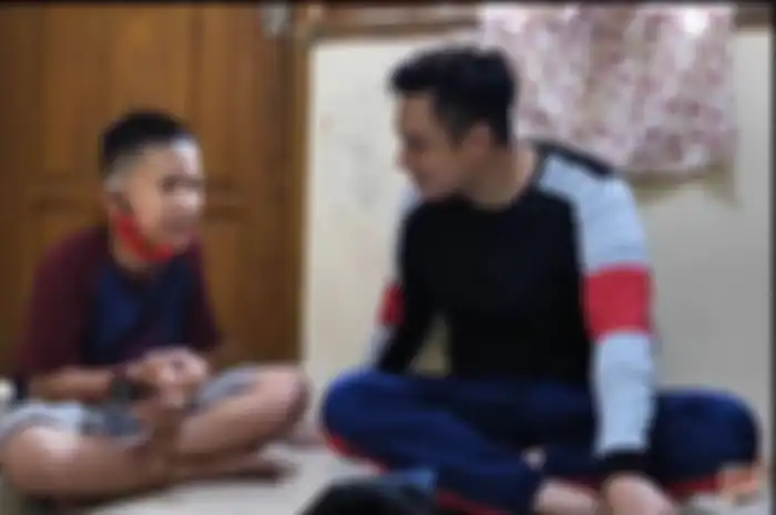 Baim Wong dan Gilang, anak angkatnya.