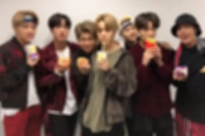 Potret BTS Membawa Menu Mcdonalds  