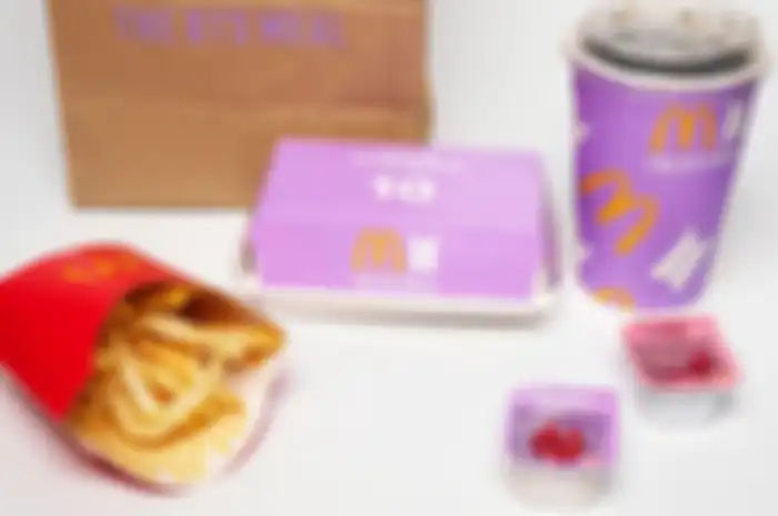 Satu paket BTS Meal dengan isi nugget, kentang goreng, cola, dan saus di Indonesia harga aslinya Rp 51.000 di aplikasi online