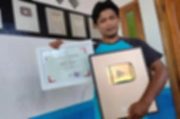 Siboen yang bernama asli Siswanto (37) saat menunjukan gold button dari YouTube dan penghargaan dari Menteri Sosial RI, Tris Risma harini, di rumahnya di Desa Kasegeran, Kecamatan Cilongok, Banyumas, pada Rabu (9/6/2021). 
