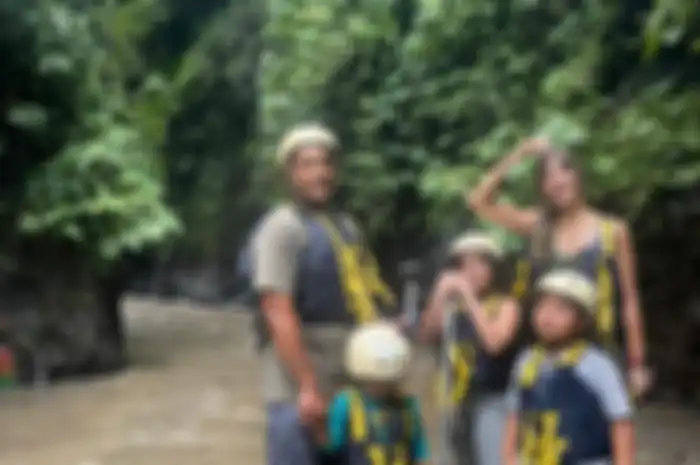 Nia Ramadhani berlibur bersama Ardi Bakrie. Lewat foto terbaru, foto bikini Nia Ramadhani mengkekspos tato di punggungnya. 