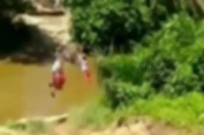 Tangkapan layar video viral 3 bocah SD gelantungan sebrangi sungai untuk berangkat ke sekolah