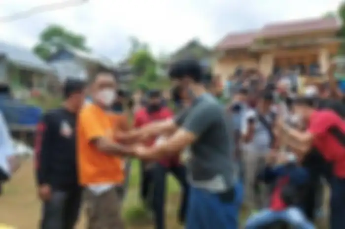 Rekonstruksi pembunuhan pria dengan 13 luka tusukan di Desa Sukamerindu, Kepahiang, Bengkulu, Kamis (10/06/2021). 