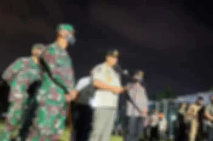 Anies Baswedan saat memimpin apel gabungan di lapangan Blok S, Kebayoran Baru, Jakarta Selatan pada Minggu (13/6/2021) malam.