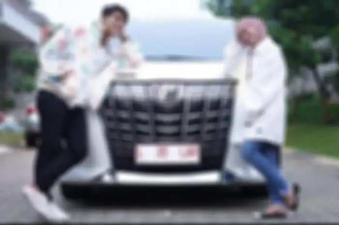 Rizky Billar dan Lesti Kejora dapat hadiah mobil mewah