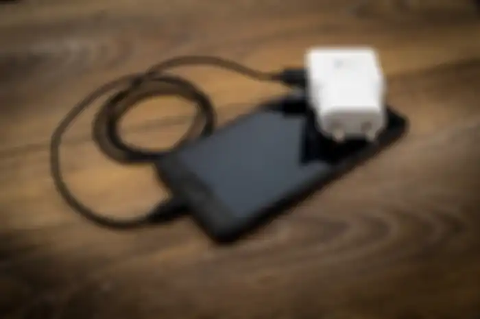 Pengisian daya pada ponsel merupakan kebutuhan, namun jangan meninggalkan ponsel sedang di charger ada dampaknya. 