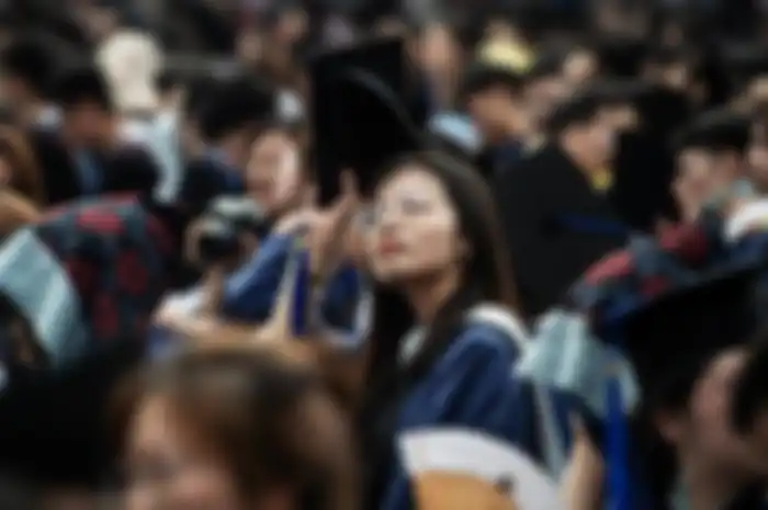 Foto ini diambil pada 13 Juni 2021 menunjukkan hampir 11.000 wisudawan, termasuk lebih dari 2000 mahasiswa yang tidak dapat menghadiri upacara wisuda tahun lalu karena wabah virus corona Covid-19, menghadiri upacara wisuda di Central China Normal University di Wuhan, China. provinsi Hubei tengah.