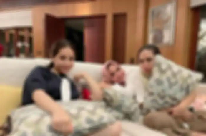 Nagita Slavina (kiri), Rieta Amilia (tengah), dan Caca Tengker (kanan)