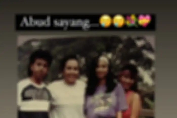 Ayu Azhari tak bisa menyembunyikan rasa sedihnya saat mendengar kabar sang sahabart, Fuad Alkhar alias Wan Abud meninggal dunia.  