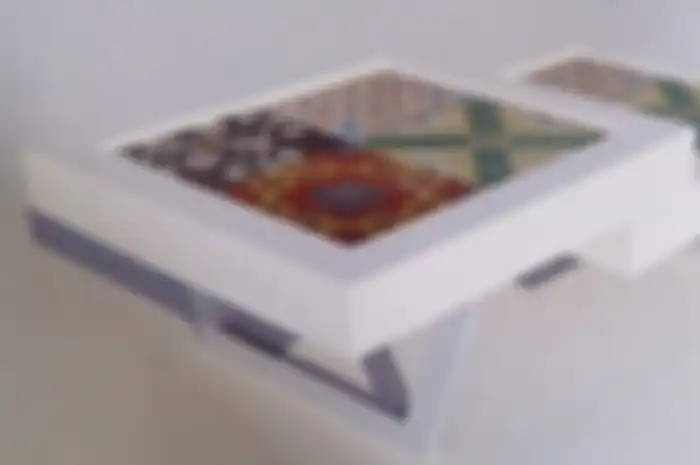 Meja makan hasil modifikasi dari kusen dan jendela bekas.