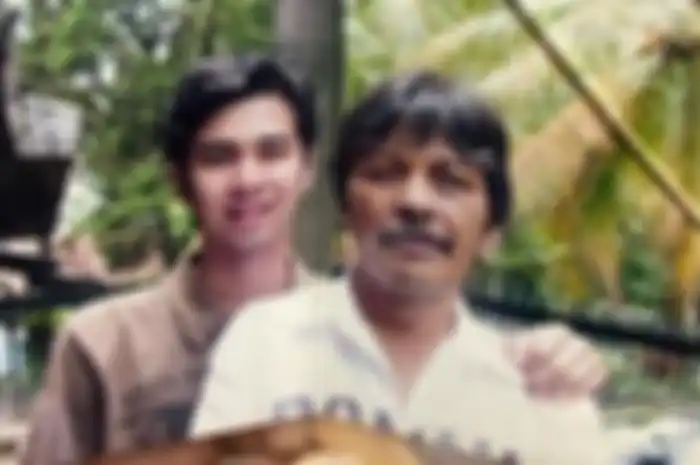 Raffi Ahmad mengaku sempat membohongi sang ayah, Munawar Ahmad sebelum meninggal dunia dalam posisi bersujud. 