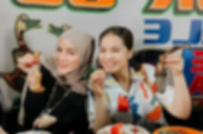 Nagita Slavina santap pecel lele bersama dengan Olla Ramlan