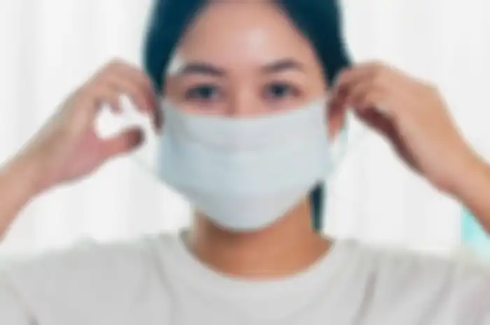 Pakai masker dengan benar agar dapat mencegah penularan Covid-19 saat isoman.
