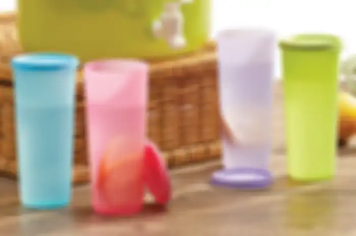 Ilustrasi wadah plastik yang bisa dipakai berulang-ulang, tumbler Giant Tupperware.