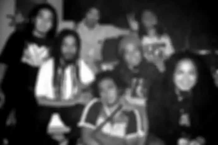Vokalis band reggae terbaik Tanah Air, Steven Coconuttreez atau Tepeng (depan kanan) meninggal dunia karena Covid-19 pada Selasa (22/6/2021).