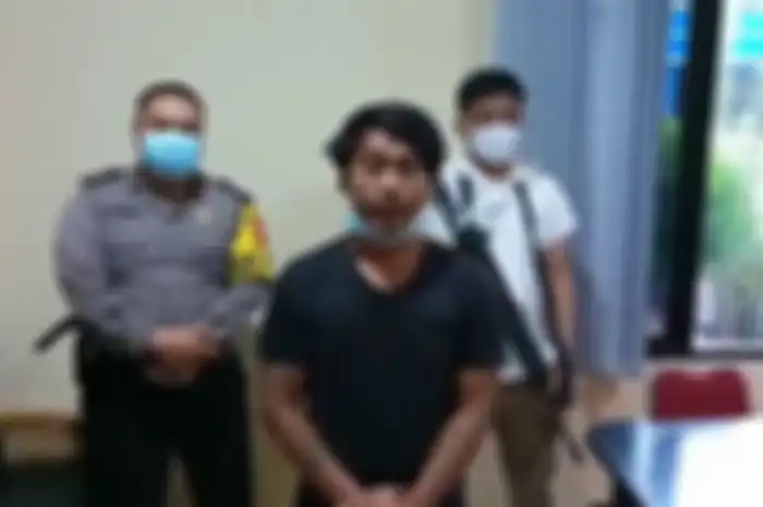 AS (32) menyampaikan permohonan maaf atas videonya yang tidak percaya Covid-19 dan menantang memegang mayat pasien Covid-19 di Polres Kuningan, Senin (21/6/2021). 