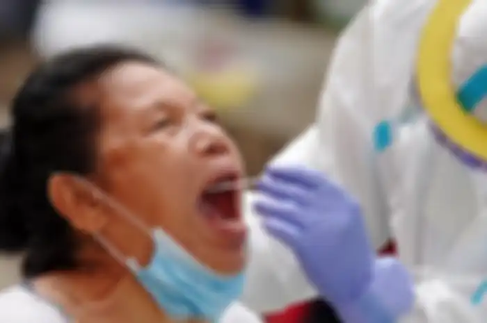 Satgas Covid-19 melakukan penelusuran atau tracing dengan swab PCR kepada warga sekitar Taman Pintar Kayu Putih, Jakarta Timur, Selasa (8/6/2021).