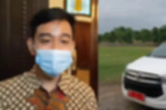 Gibran meninggalkan mobil dinasnya di dekat lokasi perusakan makam