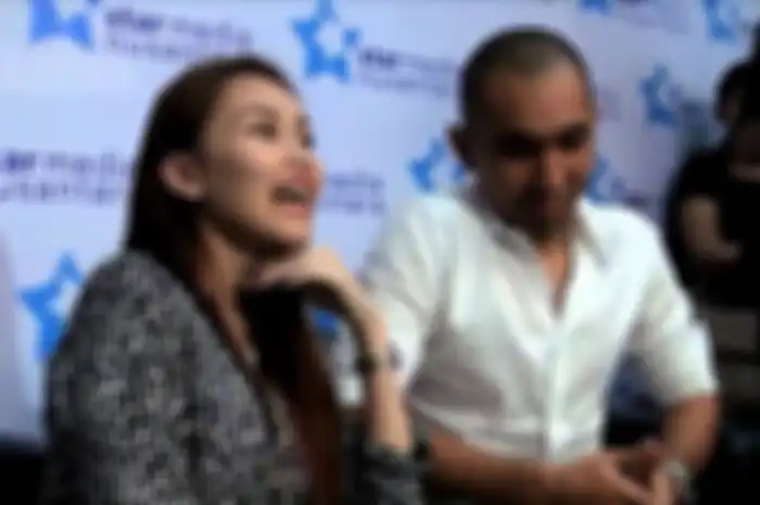 Enji Baskoro saat wawancara bersama Ayu Ting Ting. Enji Baskoro menutup mulut keluarga Ayu Ting Ting lewat 1 fakta menohok ini. 