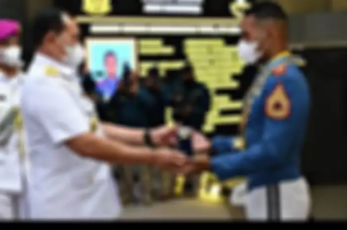 Kepala Staf Angkatan Laut (KSAL) Laksamana TNI Yudo Margono menganugerahi gelar Adhi Makayasa kepada lulusan terbaik Akademi Angkatan Laut (AAL) Angkatan ke-66 tahun 2021 asal Papua, Sermatutar (P) Always Giving Hamonangan Tiris