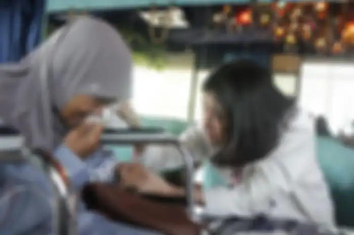 Amel ikut menangis saat melihat ibu Nike Ardilla