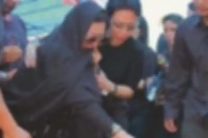 Meninggal dalam keadaan tersenyum, jenazah Indra Safera diantar ribuan orang menuju pemakaman.