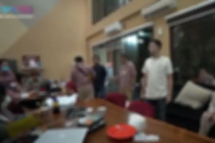 Raffi Ahmad meminta karyawannya untuk WFH dan menaikkan gaji mereka