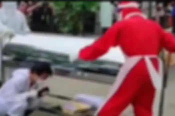 Sang suami menangis saat istrinya yang tengah hamil dan bertugas sebagai nakes Covid-19 meninggal.