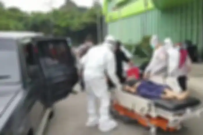 Wakapolres Metro Jakarta Selatan, AKBP Antonius Agus Rahmanto bersama warga Jagakarsa yang terpapar Covid-19 tiba di Rumah Sakit Umum Daerah Pasar Minggu, Kamis (25/6/2021)
