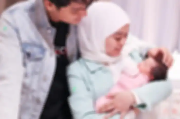 Foto Lesti Kejora menimang bayi Putra Siregar menuai sorotan. Namun, alas kaki yang dikenakan oleh kakak Rizky Billar malah bikin salfok netizen. 