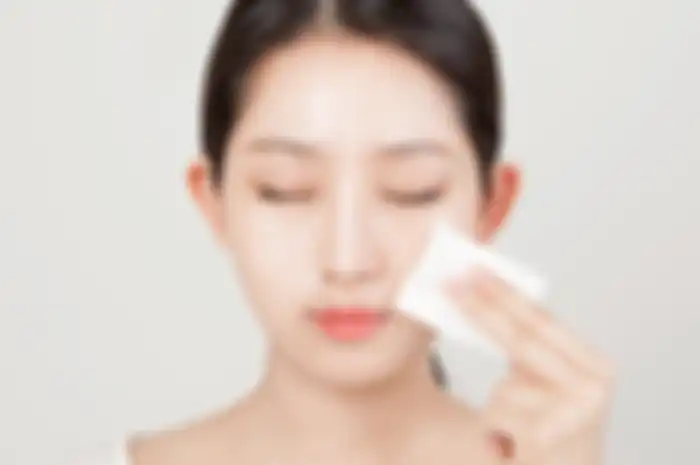 Ilustrasi pakai toner Korea murah di bawah 100 ribu untuk atasi jerawat