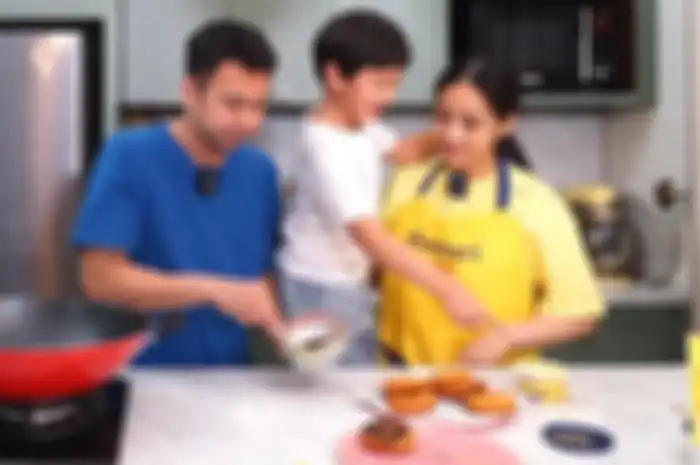 Raffi, Nagita, dan Rafathar beri topping donat kentang