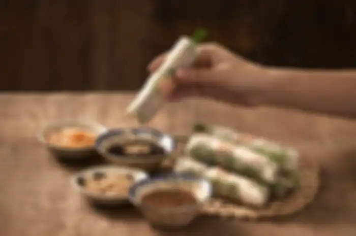 Bahaya keseringan makan pakai tangan.