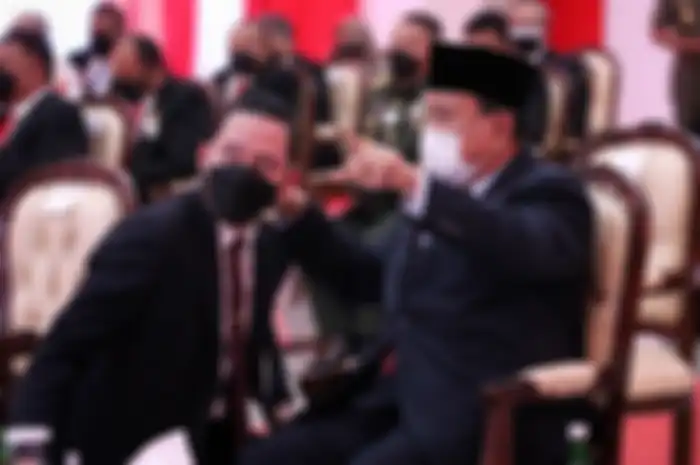 Rizky Irmansyah (kiri) ajudan Prabowo Subianto membantah menteri pertahanan mengonsumsi obat kutu anjing atau Ivermectin demi menangkal virus corona.