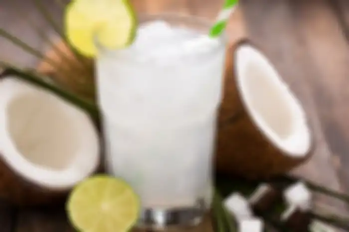 Kita harus menghentikan kebiasaan minum air kelapa apabila tubuh kita sedang dalam kondisi ini.