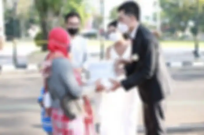 Potret Pasangan Pengantin di Salatiga Bagi-bagi Hampers ke Pengguna Jalan