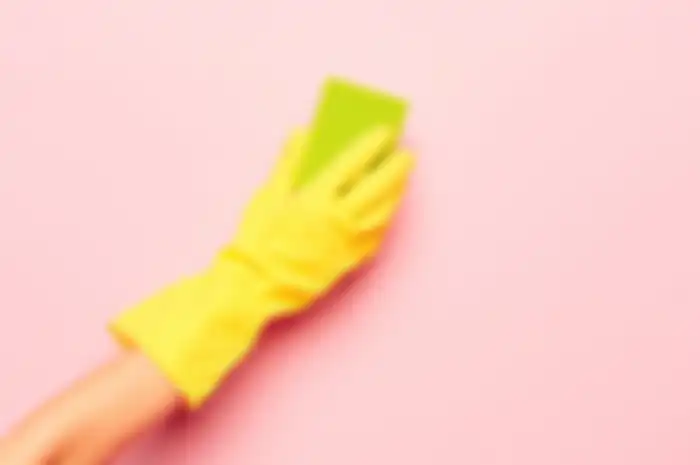 Hanya dengan menggunakan dua bahan utama yaitu tepung maizena dan cuka, kamu bisa membersihkan noda minyak di dinding dapur dengan mudah.