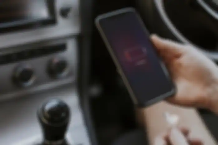 Menggunakan kabel charger dengan sembarangan dapat merusak smartphone.