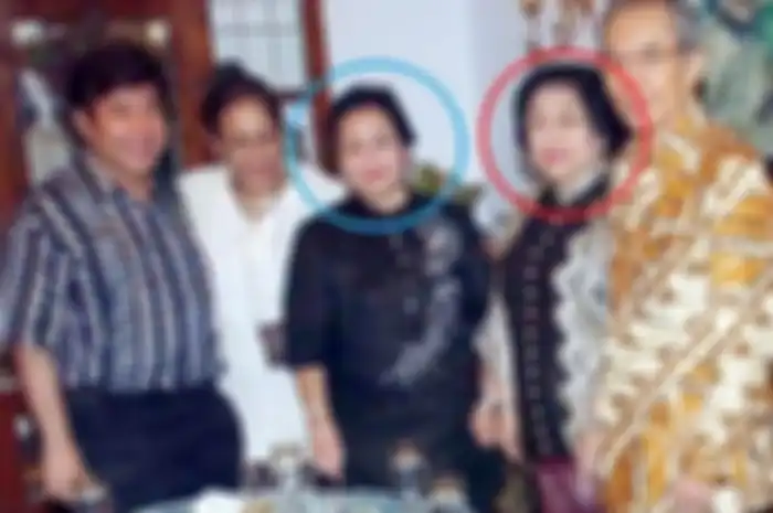 Kelima anak Soekarno dari pernikahannya dengan Fatmawati. Rachmawati Soekarnoputri (lingkaran biru) berfoto bersama Megawati (lingkaran merah).