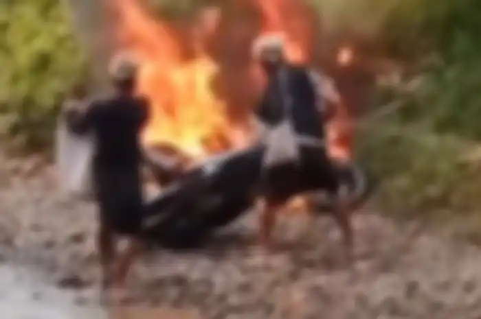 Warga Suku Baduy membakar motor yang terjaring razia