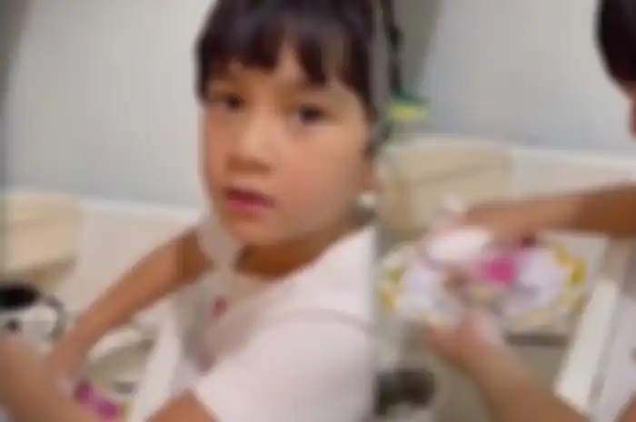 Rafathar mencuci piring