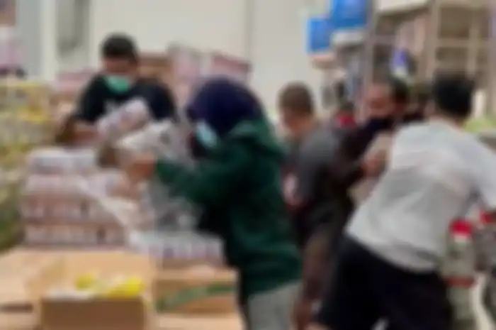 Cuplikan video viral masyarakat panic buying susu beruang